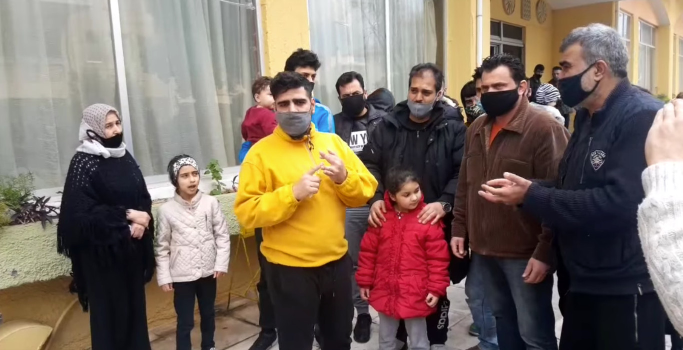 Σπάρτη: Πετάνε δεκάδες πρόσφυγες έξω από ξένοδοχείο – δομή φιλοξενίας [Βίντεο]