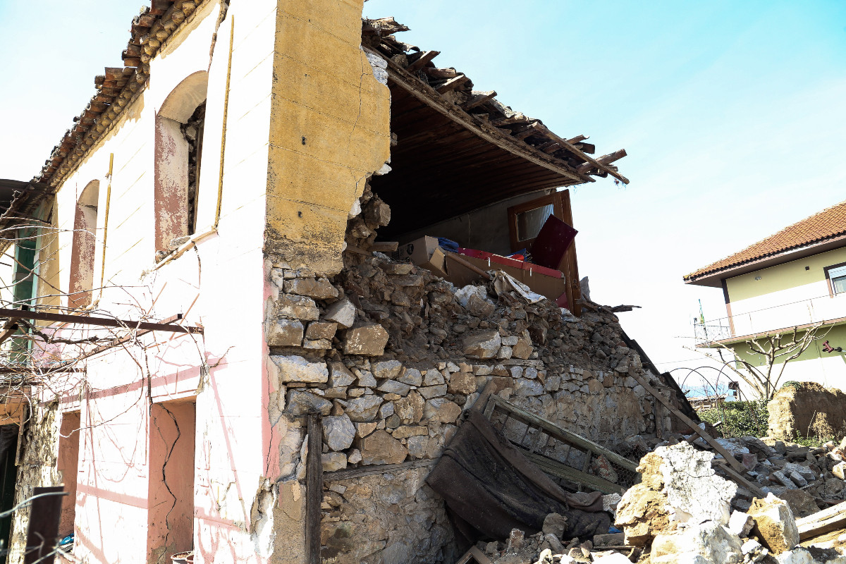 Σεισμός στην Ελασσόνα: Πάνω από 500 σπίτια μη κατοικήσιμα – Δεκάδες και τα ακατάλληλα δημόσια κτίρια