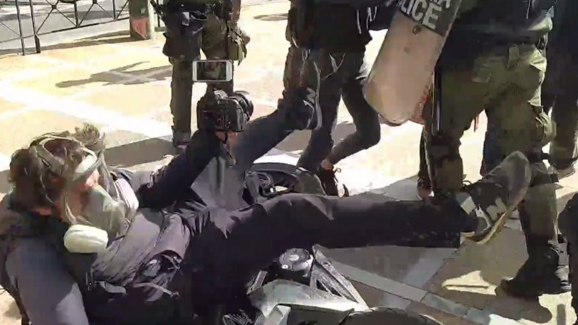 Αστυνομικός σπρώχνει βίαια και ρίχνει κάτω φωτορεπόρτερ επειδή τους κατέγραφε [Βίντεο]