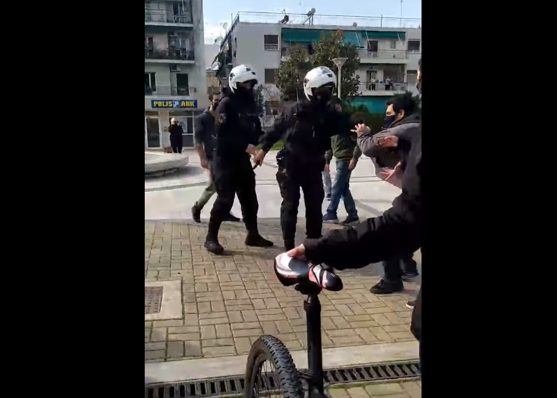 Βίντεο Ντοκουμέντο: Έτσι ξεκίνησαν οι αστυνομικοί το ξύλο στη Νέα Σμύρνη