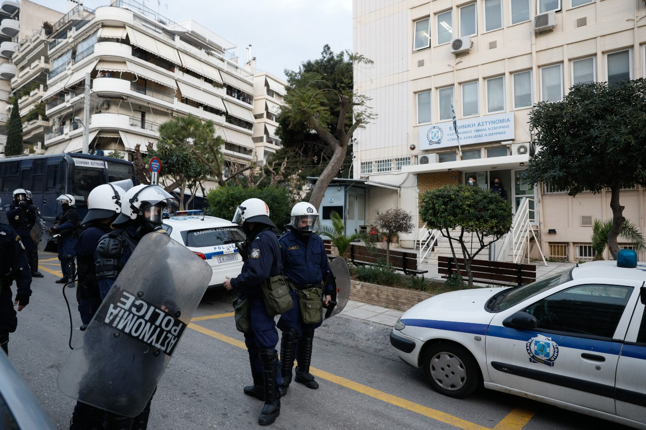 Πελώνη για το αστυνομικό ξύλο στη Νέα Σμύρνη: Η νεολαία ΣΥΡΙΖΑ μοίραζε τρικάκια για την Μαρέβα