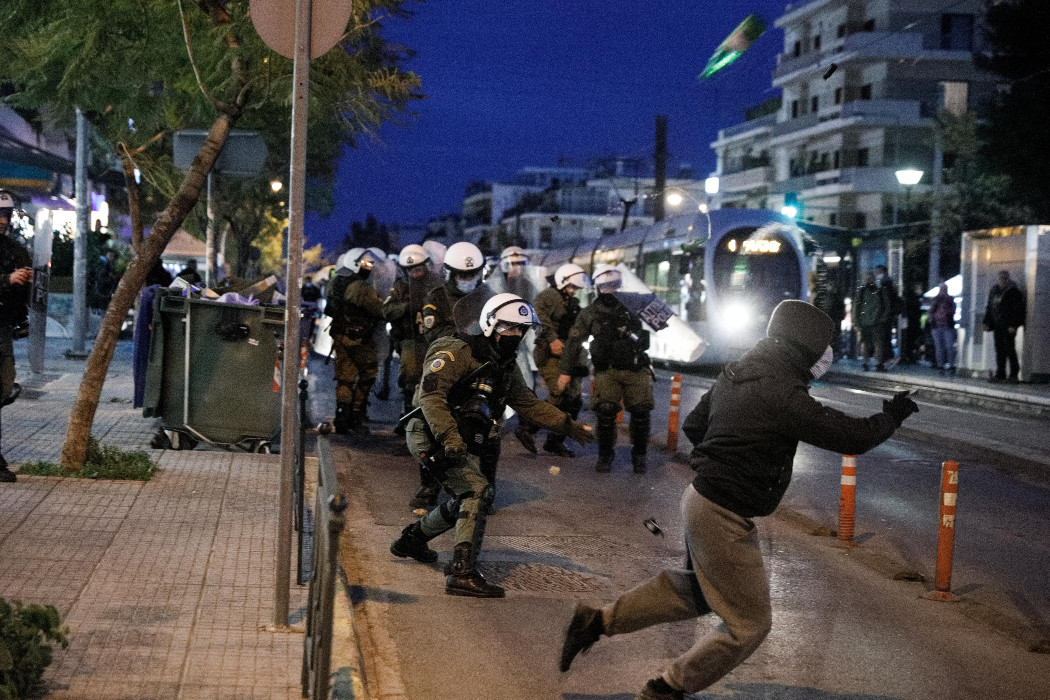 Θέμα στα διεθνή ΜΜΕ το κρεσέντο αστυνομικής βίας στη Νέα Σμύρνη: «Αστυνομικοί έδειραν με γκλοπ ειρηνικούς πολίτες»