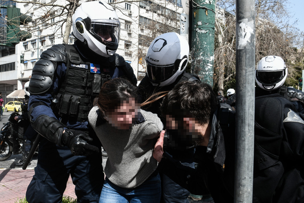 ΔΣΑ για όργιο αστυνομικής αυθαιρεσίας σε Αθήνα – Ν. Σμύρνη: Εκφράζουμε τον αποτροπιασμό μας, χτυπήθηκαν ακόμη και δικηγόροι