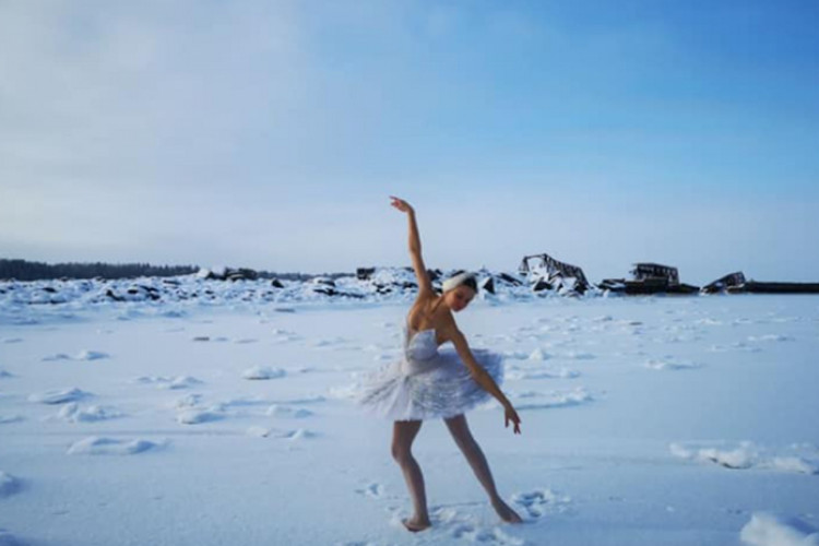 Μπαλαρίνα χορεύει στον πάγο για μια αληθινή «λίμνη των κύκνων»