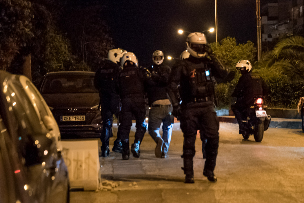 Νέα Σμύρνη: Συλλήψεις στο σωρό, ξύλο και άγρια επίθεση αστυνομικών σε εκπροσώπους ΜΜΕ [Φωτογραφίες