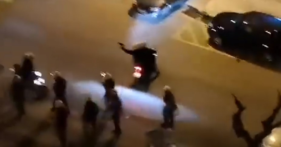 Νέα Σμύρνη: Αστυνομικός σημαδεύει με όπλο; [Βίντεο]