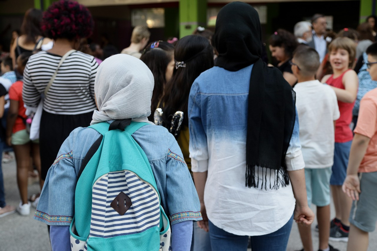Γνωρίζει η Κομισιόν πως η ελληνική κυβέρνηση κόβει τα παιδιά των προσφύγων από το σχολείο;