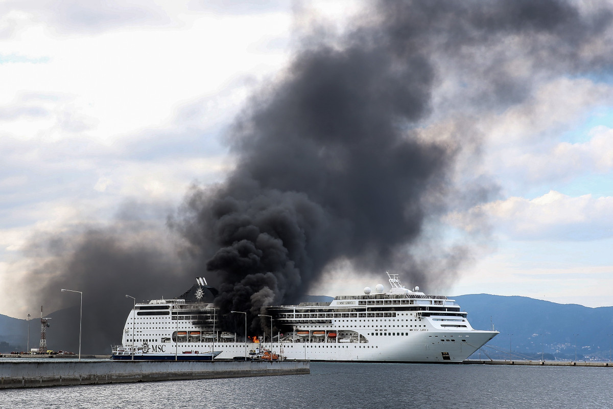 Φωτιά σε κρουαζιερόπλοιο στο λιμάνι της Κέρκυρας [Φωτογραφίες και Βίντεο]