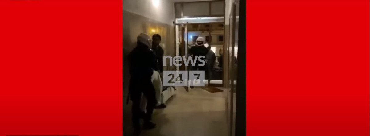Νέο βίντεο ντοκουμέντο από Νέα Σμύρνη: Αστυνομικοί τους άρπαξαν και τους συνέλαβαν μέσα από το σπίτι τους