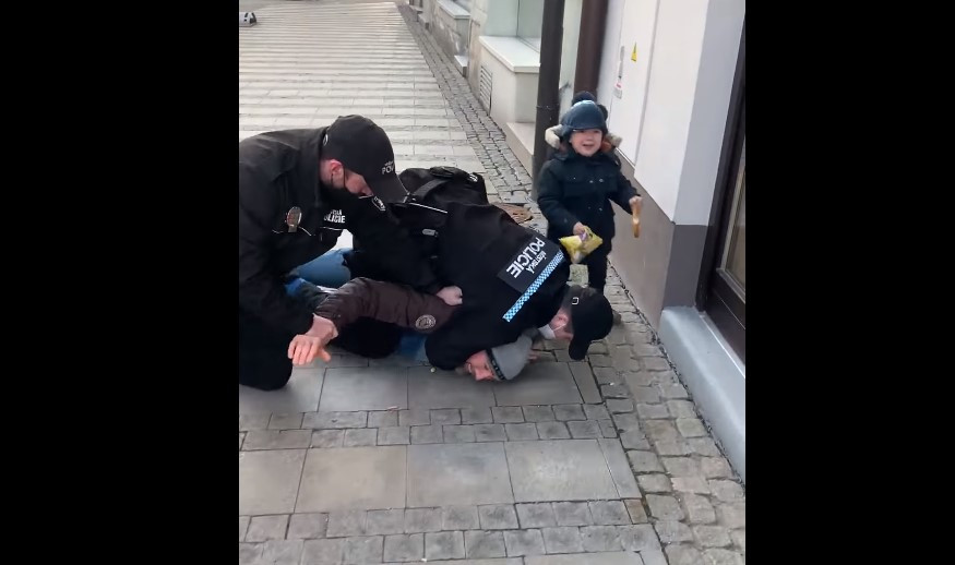Τσεχία: Αστυνομική βία κατά γονιού μπροστά στο παιδί του [Βίντεο]