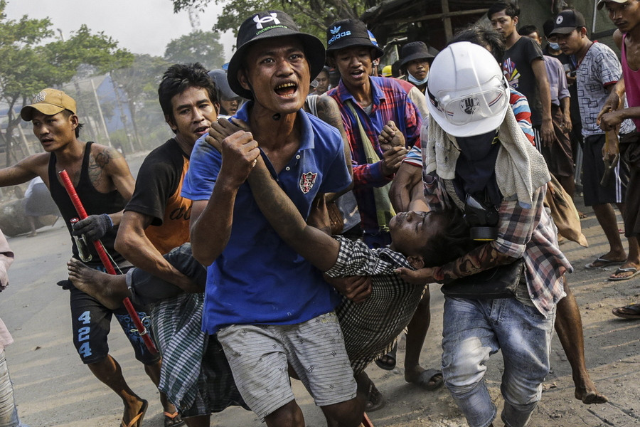 Δεκάδες νεκροί διαδηλωτές μετά την επιβολή στρατιωτικού νόμου σε πόλεις της Μιανμάρ