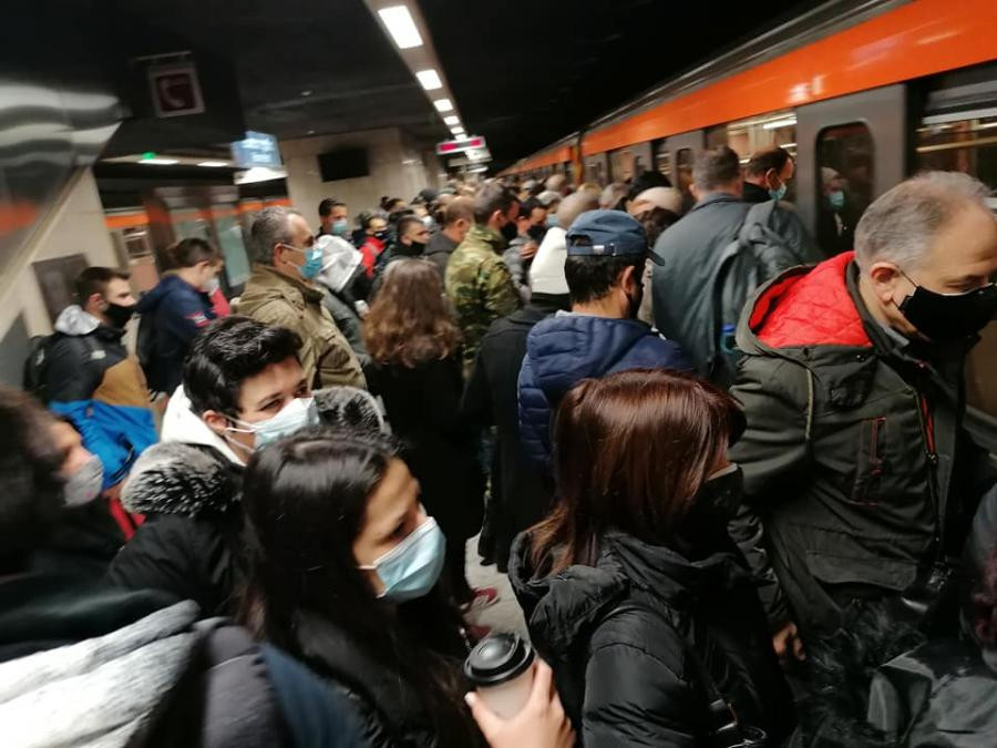 Κοροναϊός: Απίστευτος συνωστισμός στον σταθμό μετρό «Μοναστηράκι»