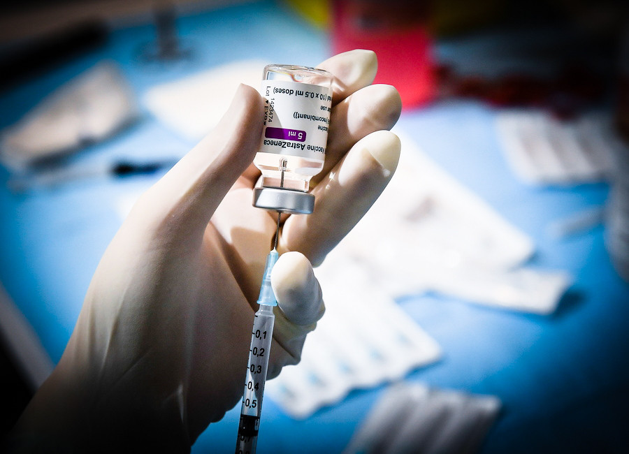 Γιατί η Ελλάδα δεν διακόπτει τους εμβολιασμούς με AstraZeneca