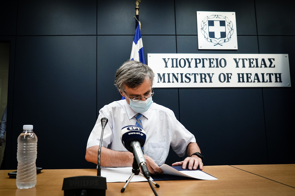 Κρίση στην επιτροπή Τσιόδρα: Η εισήγηση για το lockdown και το παρασκήνιο