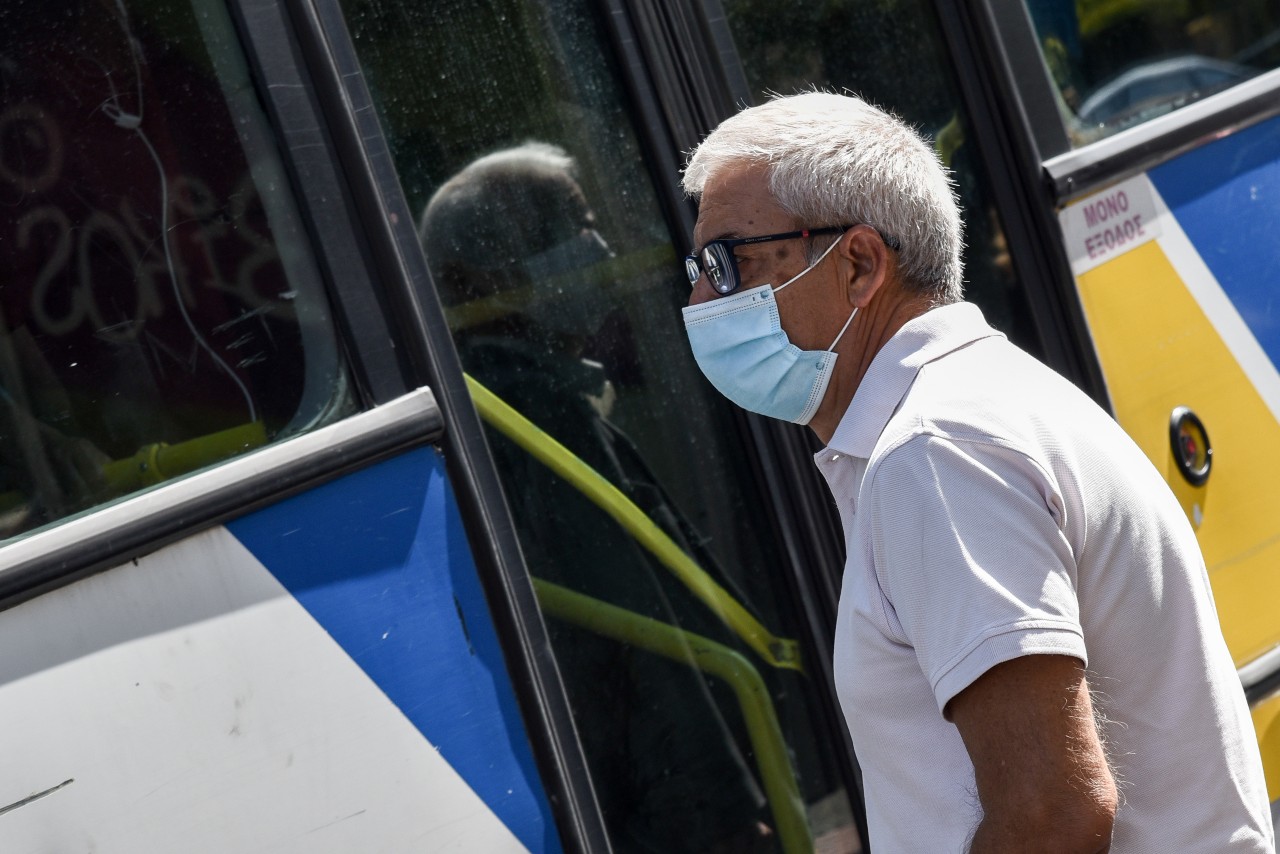 Διπλή μάσκα στα λεωφορεία συστήνουν οι λοιμωξιολόγοι