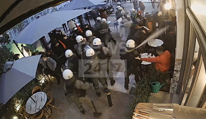 Βίντεο ντοκουμέντο: Η επίθεση αστυνομικών σε καφετέρια στο Γαλάτσι – Άγρια αστυνομική βία και χημικά