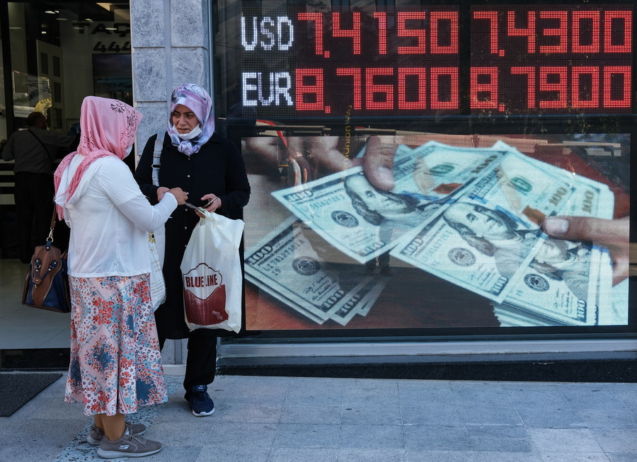 Στο ναδίρ η τουρκική λίρα μετά την καθαίρεση του διοικητή της κεντρικής τράπεζας