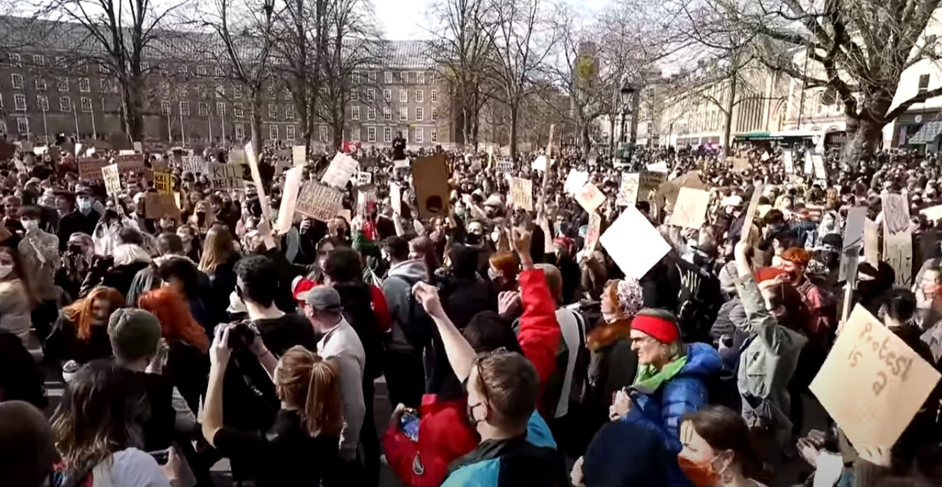 Αγγλία: Μαζική και επεισοδιακή διαδήλωση στο Μπρίστολ κατά του νομοσχεδίου ενίσχυσης της καταστολής [Βίντεο]