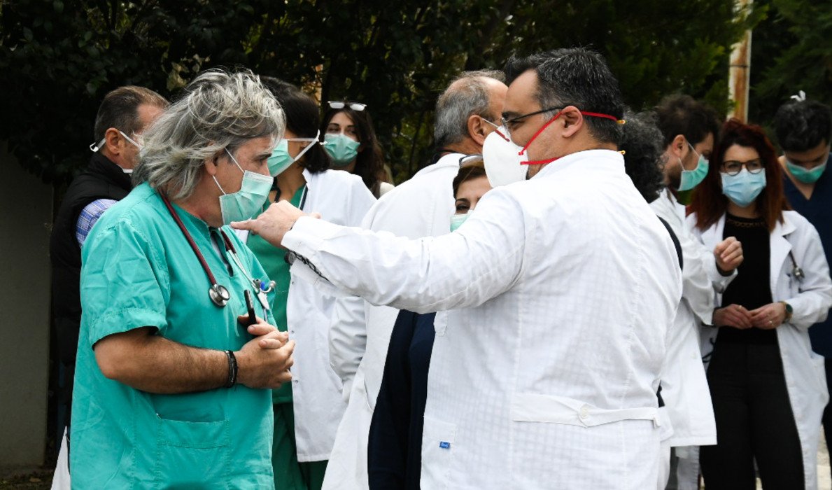 Οι πνευμονολόγοι «αδειάζουν» την κυβέρνηση για την επιστράτευση