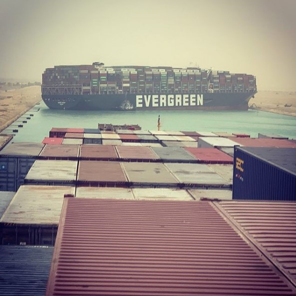 Φορτηγό πλοίο – «μαμούθ» 400 μ. μπλόκαρε τη Διώρυγα του Σουέζ