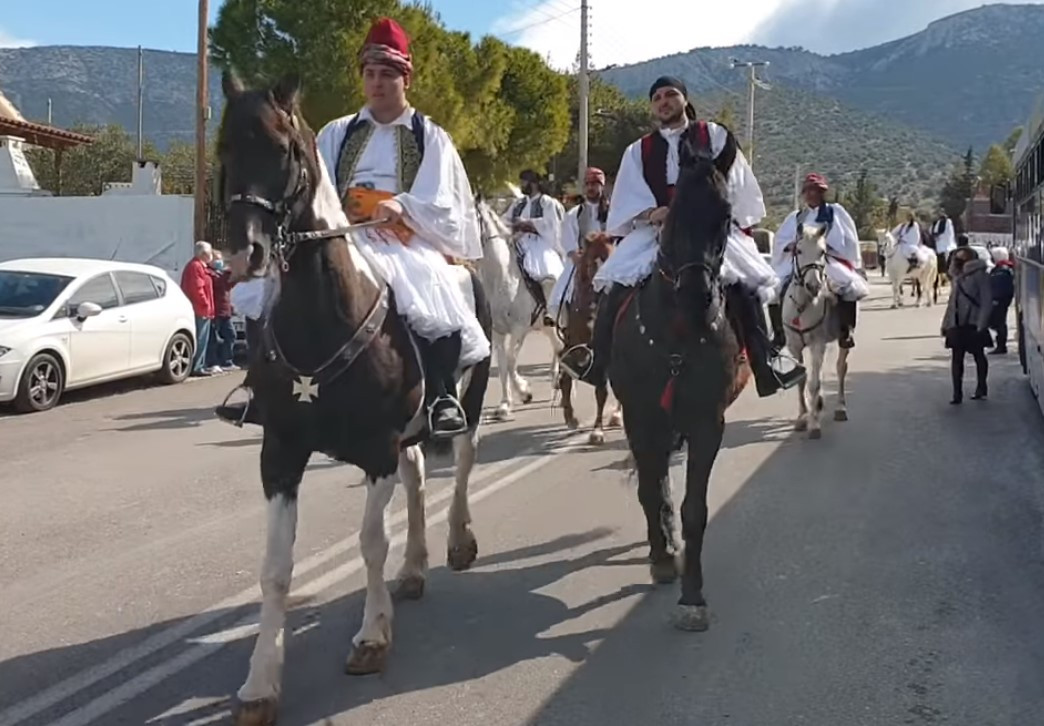 Φουστανέλες, άλογα και κλαρίνα στην Γλυφάδα [Βίντεο]