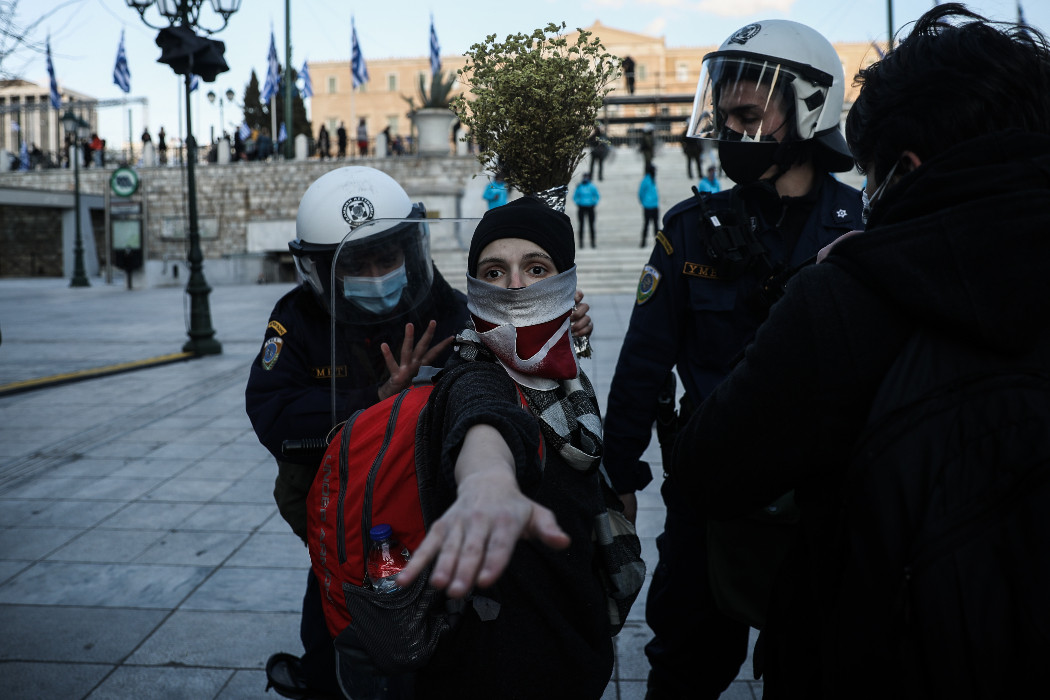 Τραμπουκισμοί αστυνομικών σε σιωπηρή διαμαρτυρία σπουδαστών δραματιών σχολών