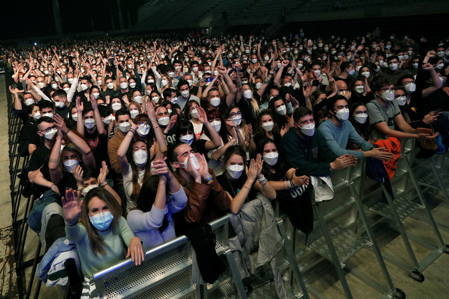 Συναυλία – πείραμα στη Βαρκελώνη: 5.000 θεατές με rapid test, μάσκες και δίχως απόσταση