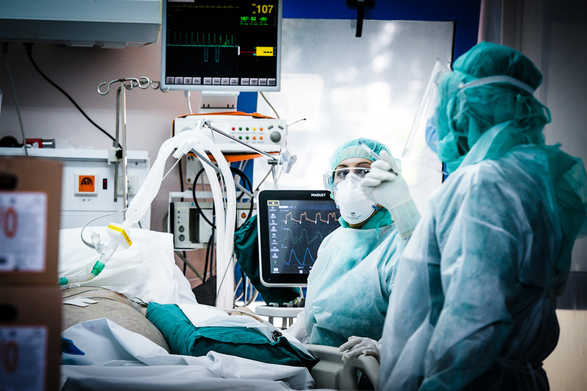 Πόλεμος για μια ΜΕΘ και επιλογή ασθενών: «Το σύστημα έχασε την πιο σπουδαία μάχη»