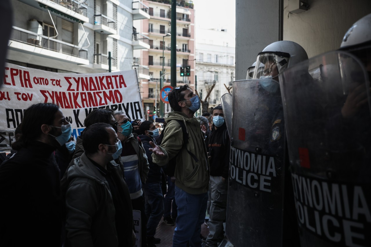 Συγκέντρωση διαμαρτυρίας στην Ευελπίδων κατά της απόλυσης του γιατρού συνδικαλιστή
