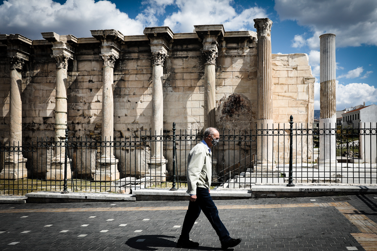 Άσκηση «αποσυμπίεσης» υψηλού κινδύνου με πέντε δεδομένα… και νέο αφήγημα