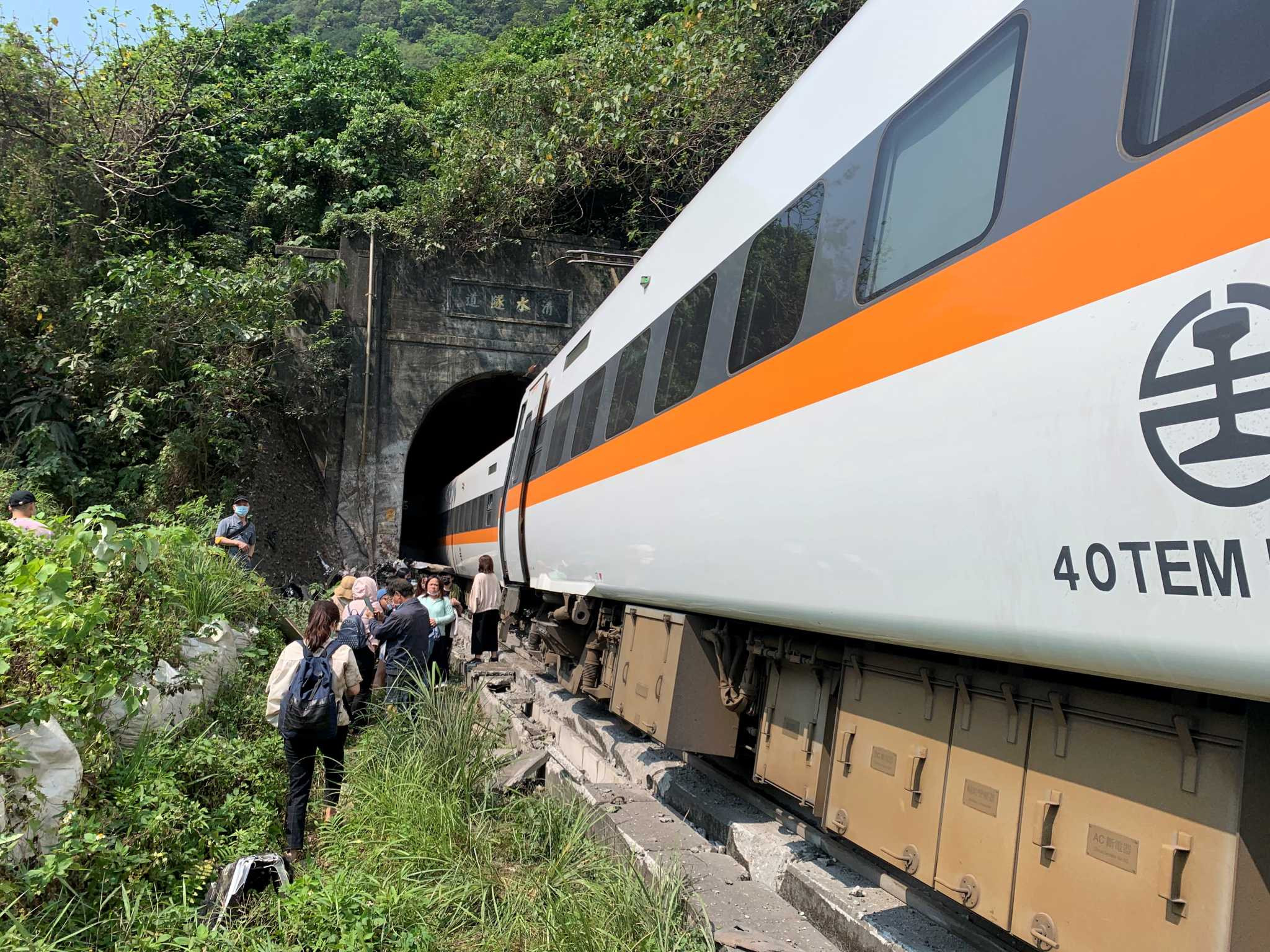 Δεκάδες νεκροί από εκτροχιασμό τρένου στην Ταϊβάν [Φωτό