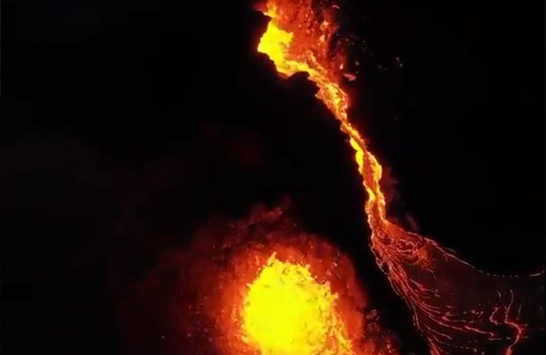 Ισλανδία: Εντυπωσιακό βίντεο από drone καταγράφει τη λάβα να ρέει από το ηφαίστειο Fagradalsfjall