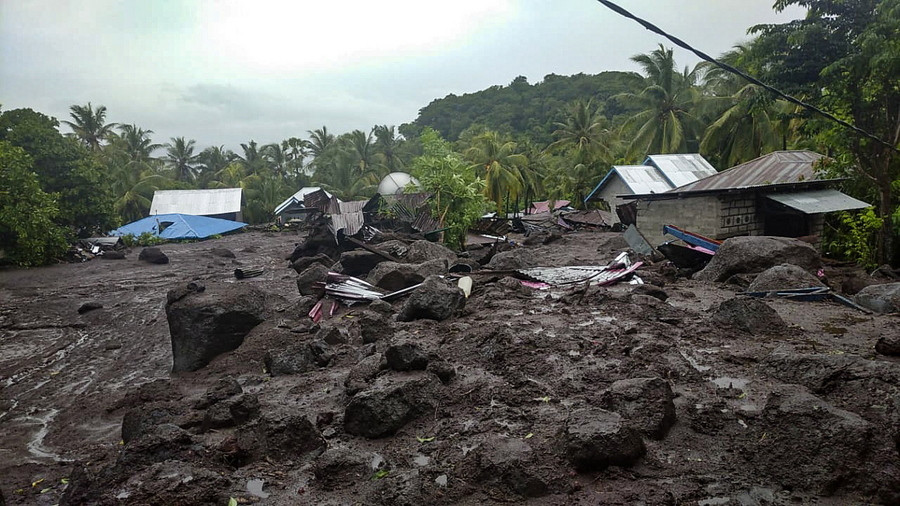 Ινδονησία: Δεκάδες νεκροί από πλημμύρες και κατολισθήσεις