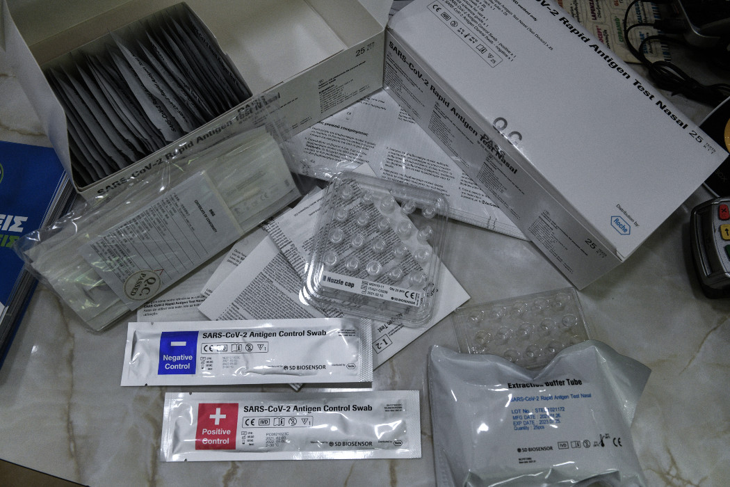 «Καψόνι» στους φαρμακοποιούς: Σπασμένα σε 25 κομμάτια τα self tests που τους παραδόθηκαν