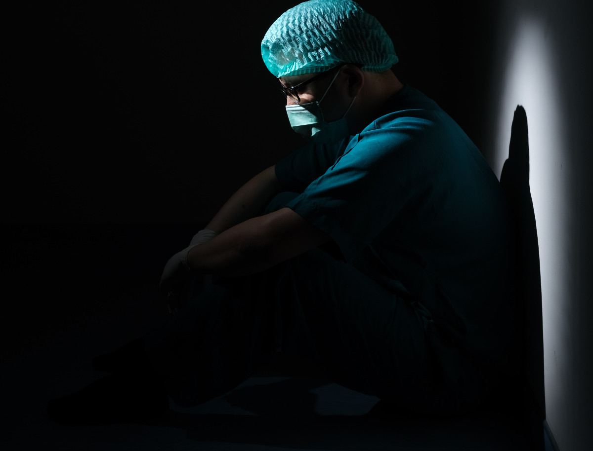 Κορονοϊός και αυτοκτονίες στα νοσοκομεία: Το τρομακτικό ψυχικό βάρος για ασθενείς και υγειονομικούς