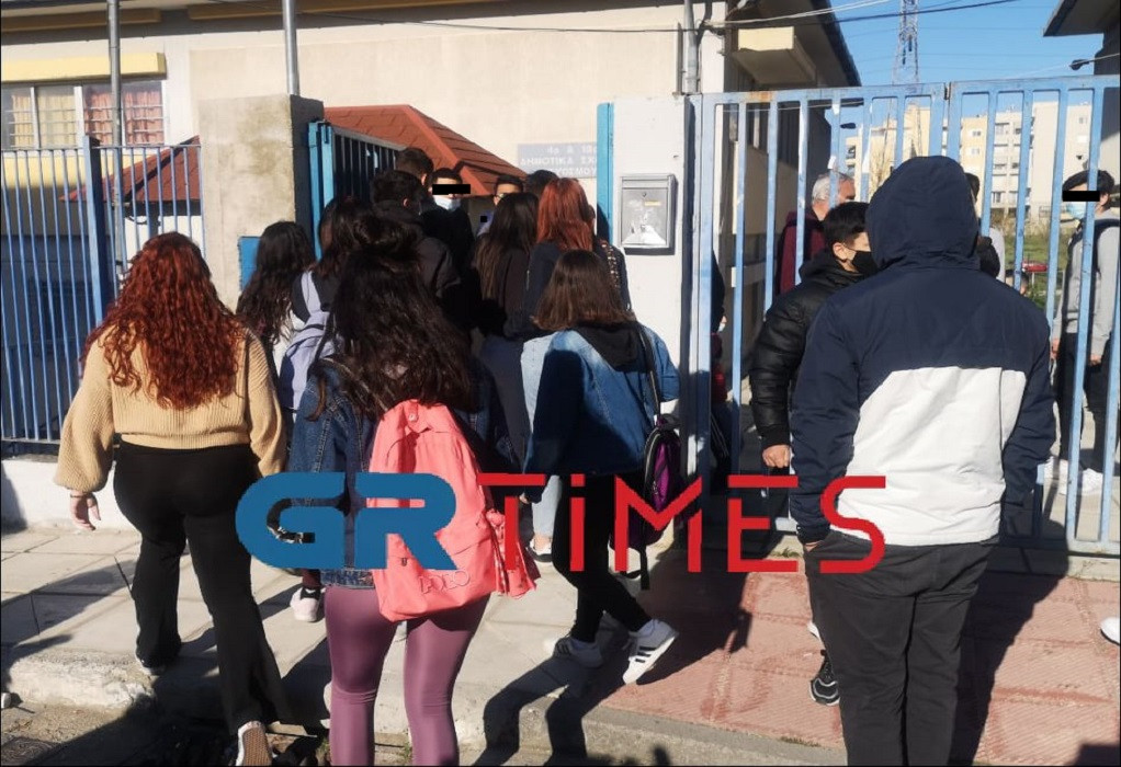 Ένταση σε σχολείο στον Εύοσμο Θεσσαλονίκης με επίκεντρο τα self test: Κατάληψη και σύλληψη μητέρας μαθητή [Βίντεο]