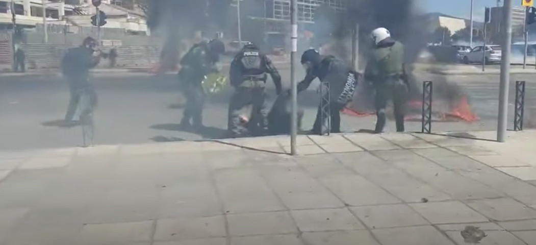Θεσσαλονίκη: Διαδηλωτής πιάνει φωτιά από μολότοφ [Βίντεο]