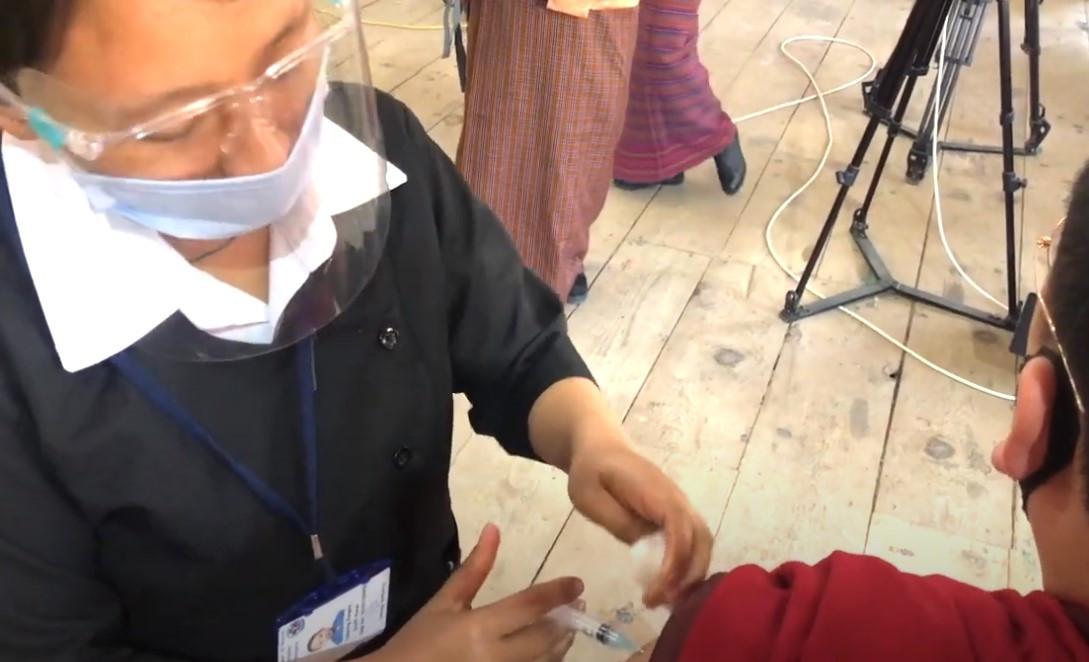 Μπουτάν: Το μικρό βασίλειο που εμβολίασε όλους τους ενήλικες κατά του Covid-19 σε μια εβδομάδα