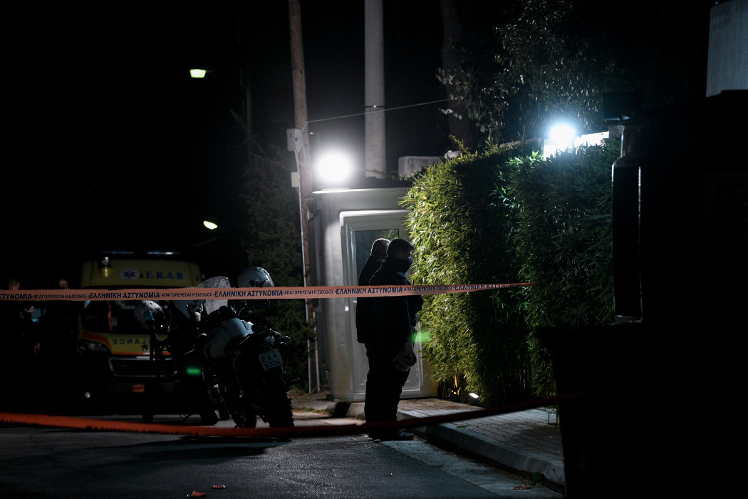 Η στιγμή που άγνωστος πυροβολεί έξω από το σπίτι του Μένιου Φουρθιώτη [Βίντεο]