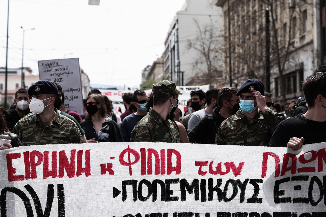 «Λεφτά για υγεία και Παιδεία, όχι για στρατό και αστυνομία»: Αντιπολεμικές διαδηλώσεις σε Αθήνα – Θεσσαλονίκη