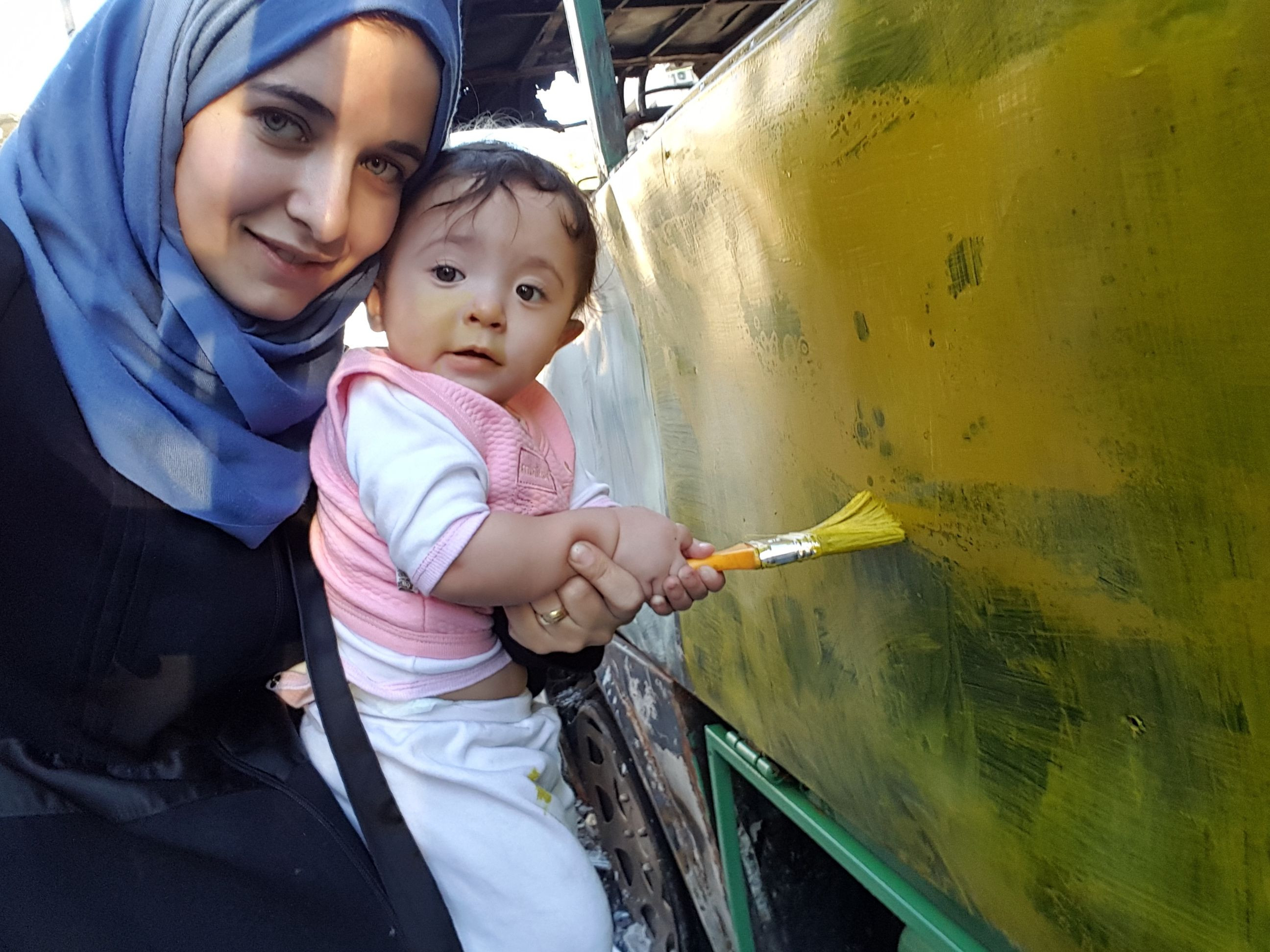 «Για τη Μικρή Σάμα»: Επιστολή αγάπης μίας μητέρας με φόντο την κατεστραμμένη Συρία
