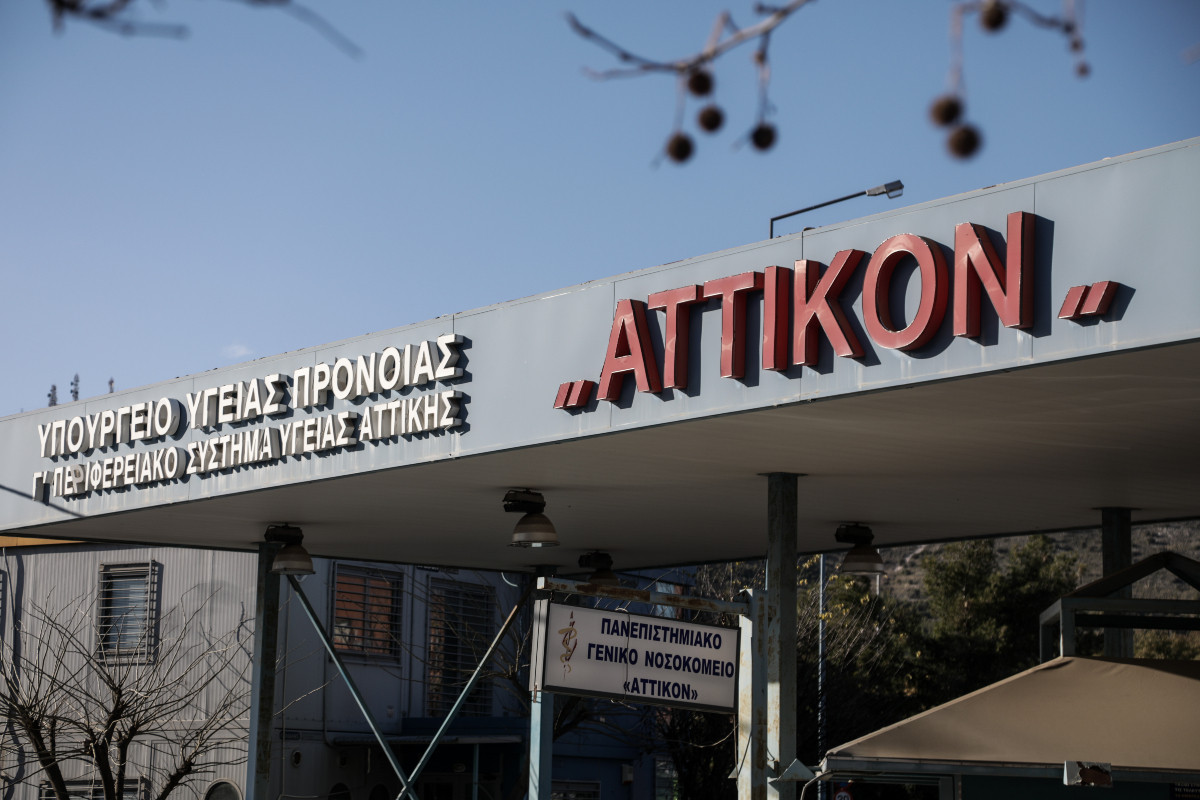 Αττικόν: Αρνητές του κορονοϊού προπηλάκισαν γιατρούς και νοσηλευτές, σύμφωνα με καταγγελία