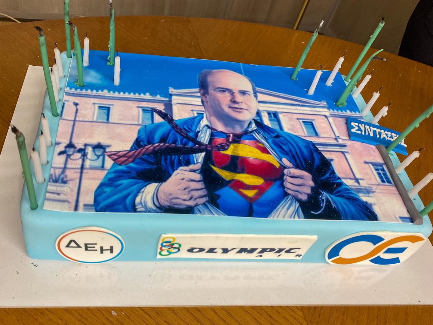 Η τούρτα του Χατζηδάκη: Ο υπουργός έχει γενέθλια και νιώθει Σούπερμαν