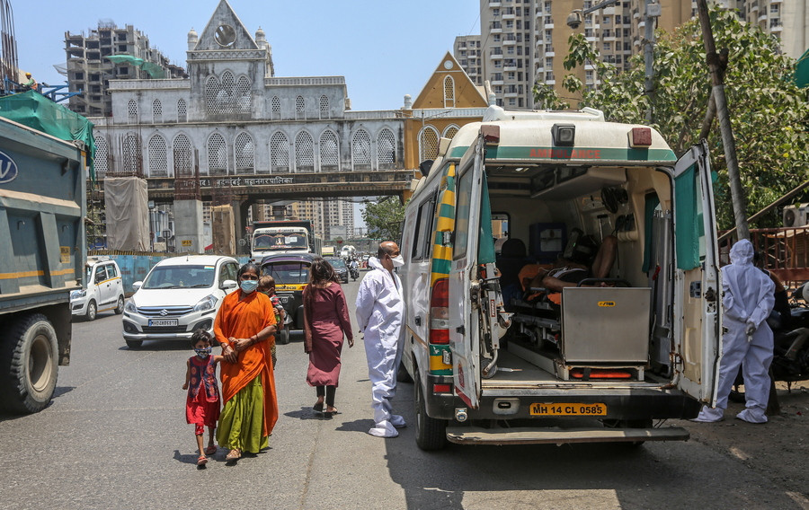 Ο κορονοϊός «σαρώνει» την Ινδία: «Η κατάσταση είναι ζοφερή»