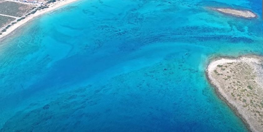 Ελλάδα ή Καραϊβική: Η απίθανη παραλία με νερά πισίνας [ΒΙΝΤΕΟ]