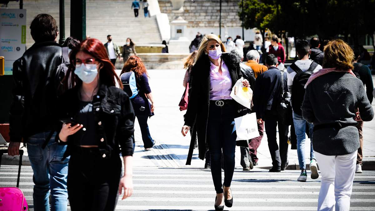 CDC: Οι εμβολιασμένοι δεν χρειάζεται να φορούν μάσκα σε εξωτερικούς χώρους