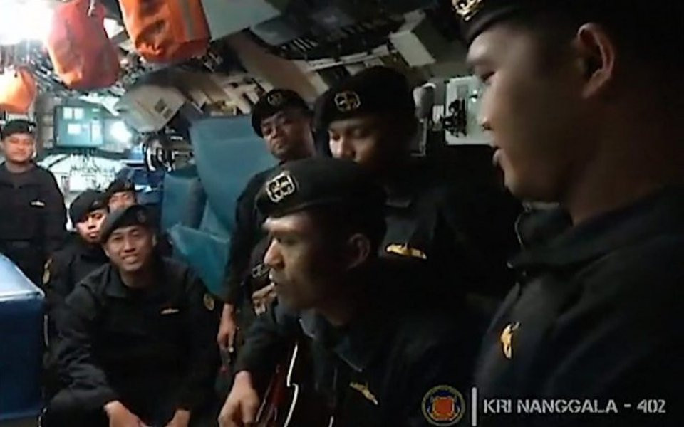 Ινδονησία: Το πλήρωμα του βυθισμένου υποβρυχίου τραγουδάει «αντίο» [Βίντεο]