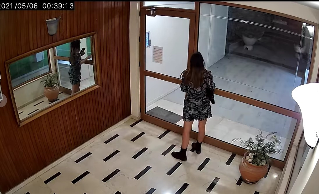 Νέα Σμύρνη: Έφτασε μέχρι την πόρτα του σπιτίου της με το μόριό του έξω – Συνελήφθη ο δράστης [Βίντεο Ντοκουμέντο]