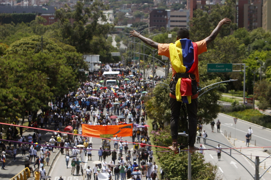 Κολομβία: Μαζικές διαδηλώσεις και απεργίες παρά την άγρια καταστολή [Φωτο