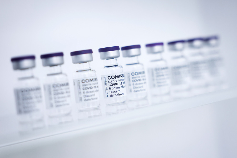 Εμβόλια Covid-19: Πώς η Big Pharma υπερασπίζεται το Μονοπώλιό της
